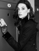 Астрид на страницах мартовского выпуска журнала Marie Claire в России.