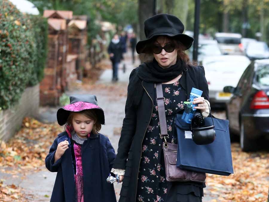 Хелена Бонэм Картер. Хелена Бонэм Картер с дочерью Нелл в Лондоне, 31 октября.