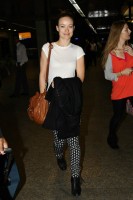 Оливия Уайлд. Оливия в компании своей подруги Барбары Берчфилд в международном аэропорту Сан-Паулу