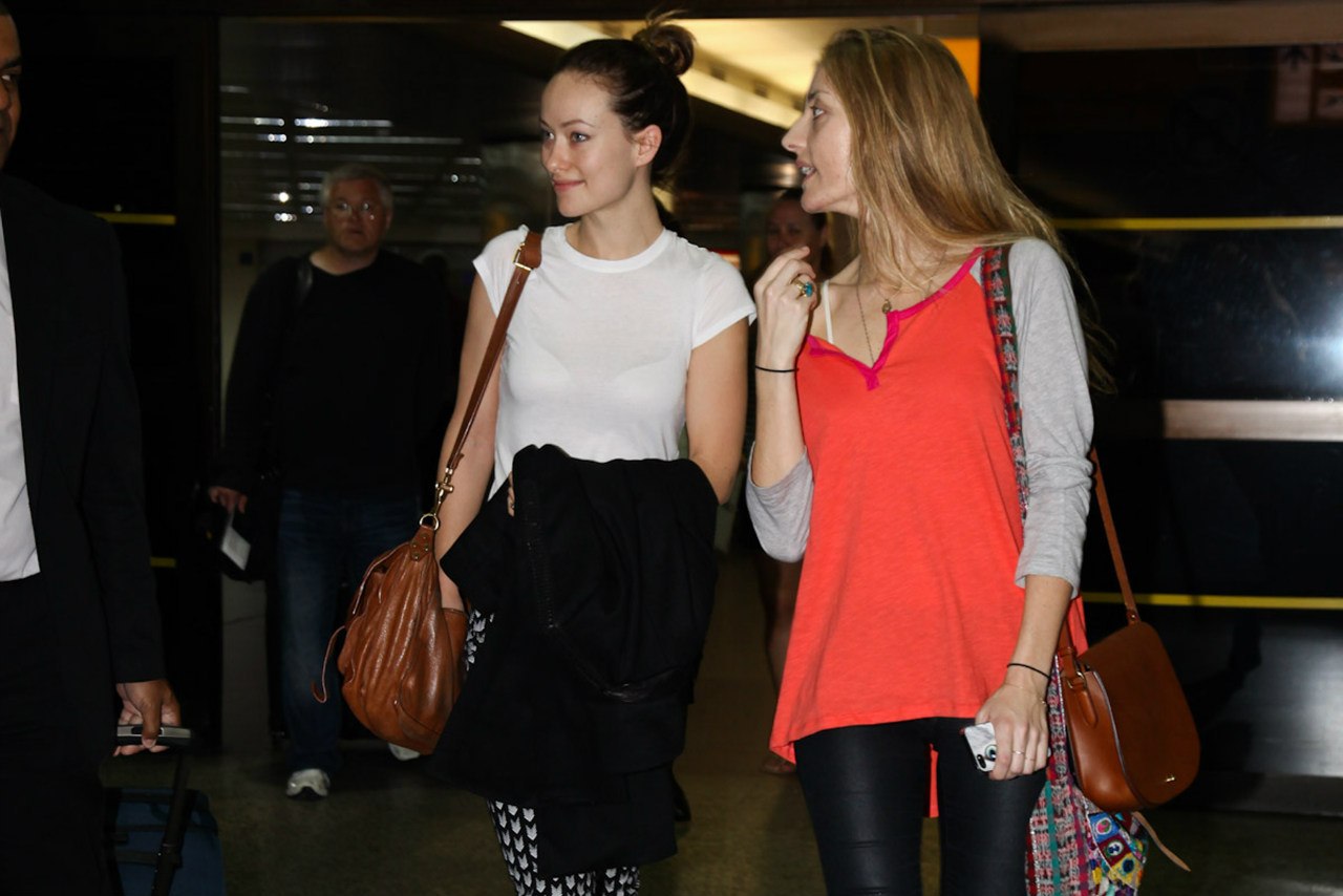 Оливия Уайлд. Оливия в компании своей подруги Барбары Берчфилд в международном аэропорту Сан-Паулу