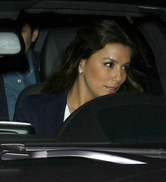 Ева Лонгория. 29 октября 2013 -  Ева Лонгория на вечерней прогулке с друзьями  в Беверли-Хиллз.