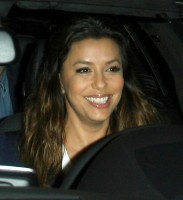 Ева Лонгория. 29 октября 2013 -  Ева Лонгория на вечерней прогулке с друзьями  в Беверли-Хиллз.