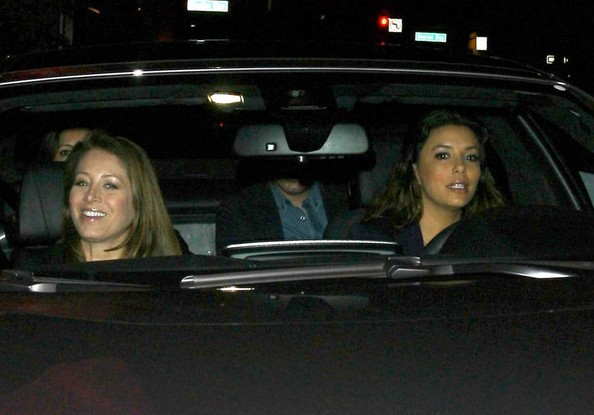 Ева Лонгория. 29 октября 2013 -  Ева Лонгория на вечерней прогулке с друзьями  в Беверли-Хиллз.