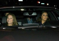 Ева Лонгория. 29 октября 2013 -  Ева Лонгория на вечерней прогулке с друзьями  в Беверли-Хиллз.