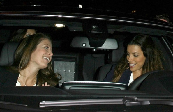 Ева Лонгория. 29 октября 2013 -  Ева Лонгория на вечерней прогулке с друзьями  в Беверли-Хиллз.