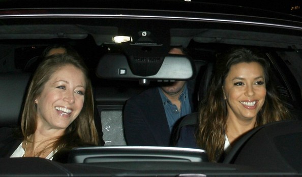 Ева Лонгория. 29 октября 2013 -  Ева Лонгория на вечерней прогулке с друзьями  в Беверли-Хиллз.