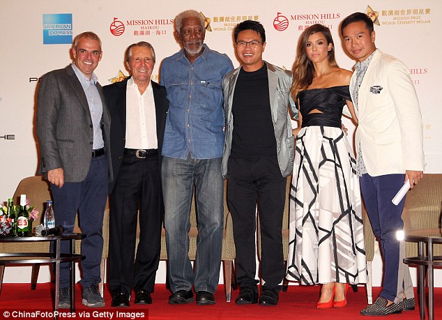 Джессика Альба. Джессика Альба приняла участие в турнире по гольфу World Celebrity Pro-Am в Mission Hills Haikou