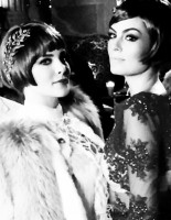 Химена Наваррете. Химена снялась в клипе певицы Belinda, они примеряли на себе образы разных эпох.