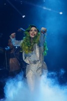 Леди Гага. Леди Гага выступает на «Jingle Bell Ball» в Лондоне.