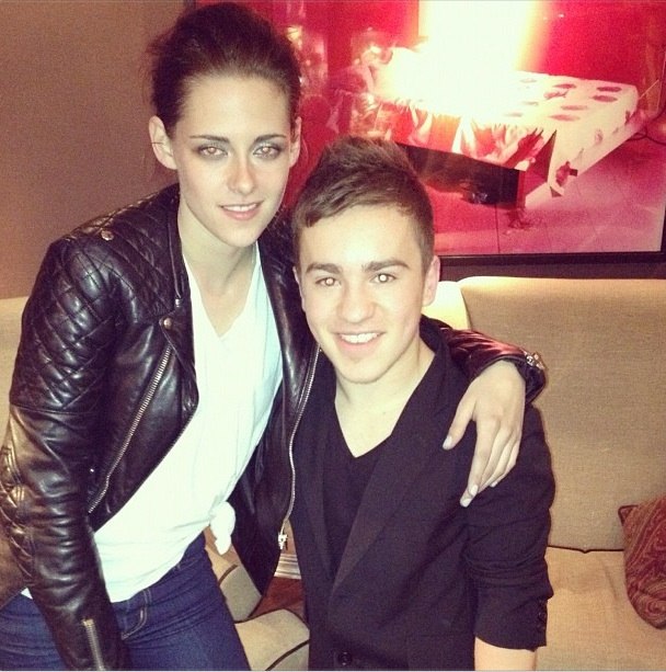 Кристен Стюарт. Новое/старое фото с фанатом,на after party в честь премьеры "Белоснежка и охотник" 