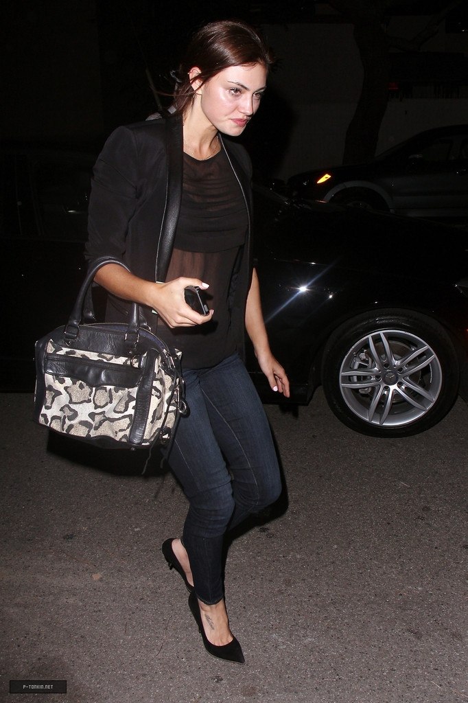 Фиби Тонкин.  Фиби покидает презентацию книги «The Beauty Detox Foods» в Западном Голливуде