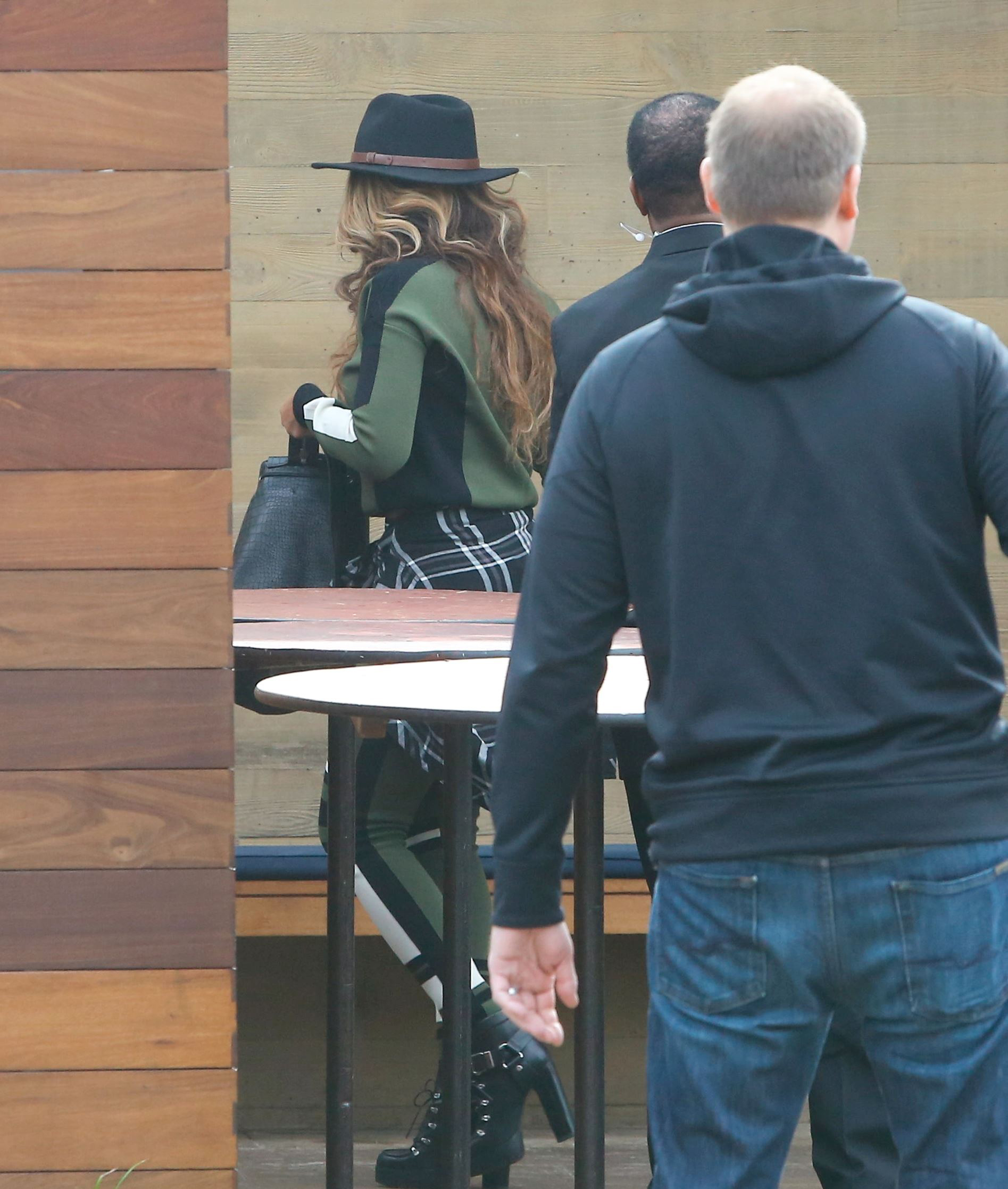 Бейонсе Ноулз. Семья Картер-Ноулз посетила ресторан «Nobu» в Майами, Калифорния