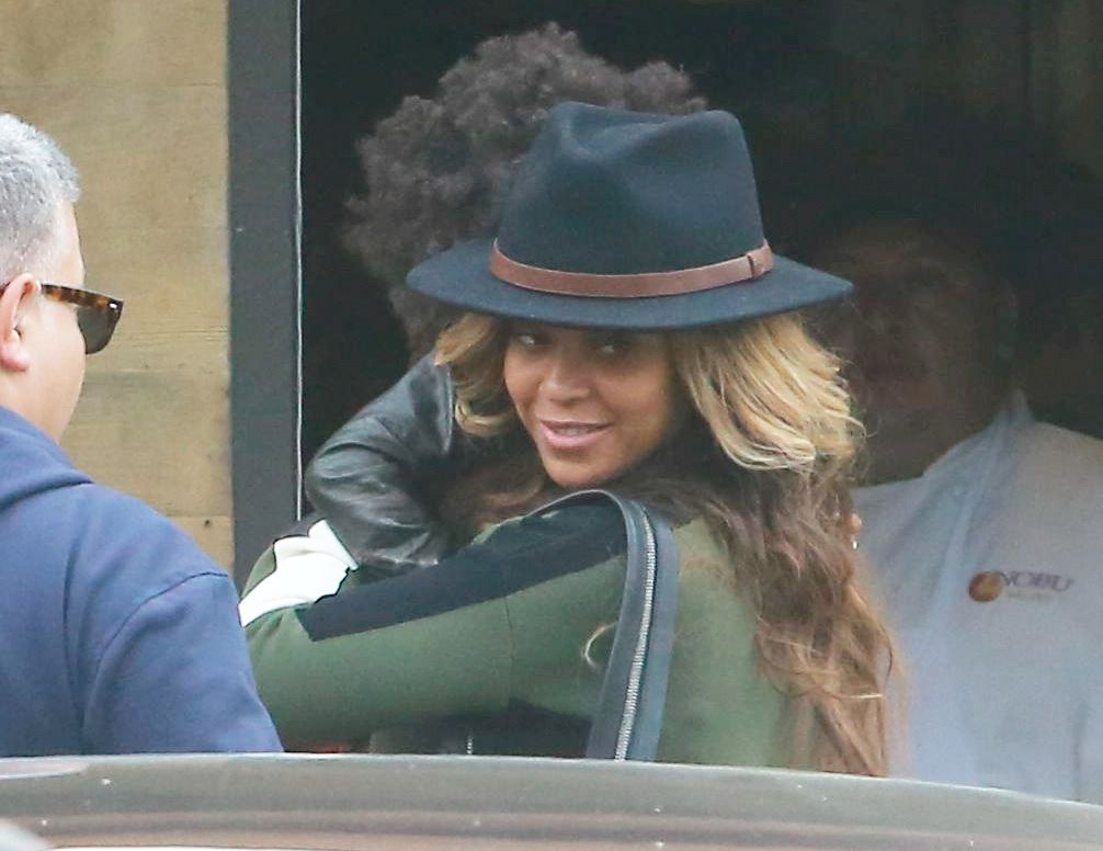 Бейонсе Ноулз. Семья Картер-Ноулз посетила ресторан «Nobu» в Майами, Калифорния