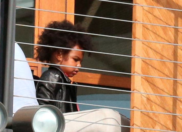 Бейонсе Ноулз. Семья Картер-Ноулз посетила ресторан «Nobu» в Майами, Калифорния