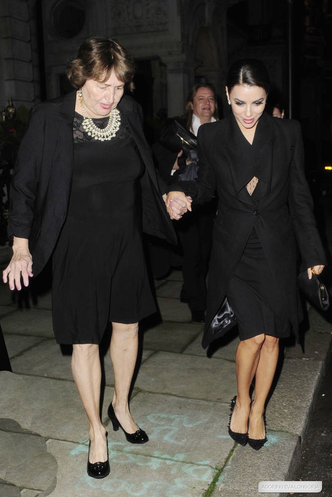 Ева Лонгория. 18 ноября 2013 - Ева Лонгория покидает  Благотворительный вечер миллиардера John Cauldwell   в западной части Лондона, Великобритания.