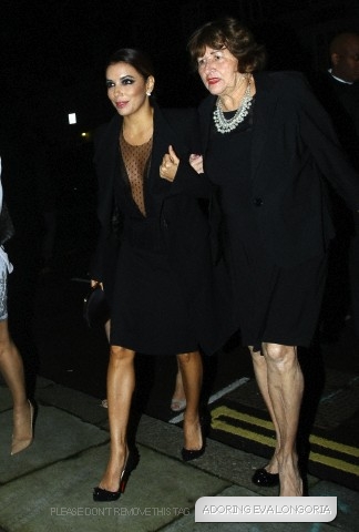 Ева Лонгория. 18 ноября 2013 - Ева Лонгория прибывает на Благотворительный вечер миллиардера John Cauldwell   в западной части Лондона, Великобритания.