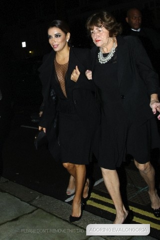 Ева Лонгория. 18 ноября 2013 - Ева Лонгория прибывает на Благотворительный вечер миллиардера John Cauldwell   в западной части Лондона, Великобритания.