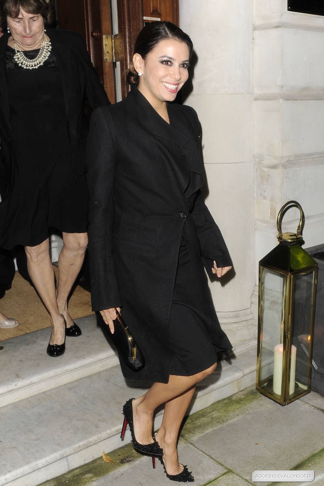 Ева Лонгория. 18 ноября 2013 - Ева Лонгория покидает  Благотворительный вечер миллиардера John Cauldwell   в западной части Лондона, Великобритания.