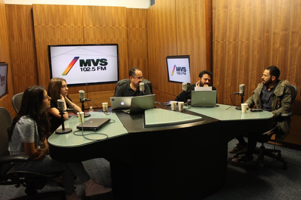 Cурия Вега. Сурия, Хосе и Она на радиостанции MVS 102.5 FM.