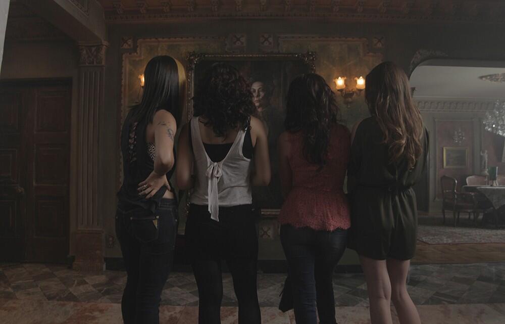 Cурия Вега. Полный цветной кадр из фильма «Темнее ночи», который раньше мы видели на промо-постере.