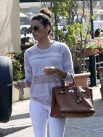 Ева Лонгория.  Ева Лонгория  обедает со своей мамой в Беверли-Хиллз