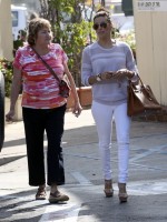 Ева Лонгория.  Ева Лонгория  обедает со своей мамой в Беверли-Хиллз