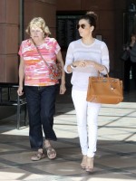 Ева Лонгория.  Ева Лонгория  обедает со своей мамой в Беверли-Хиллз