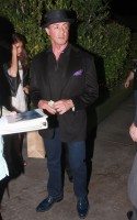 18 апреля. Сильвестр Сталлоне раздает автографы после ужина в Западном Голливуде.
