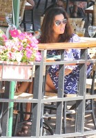 Ева Лонгория. Актриса Ева Лонгория обедает в кафе Med, в Западном Голливуде, штат Калифорния. 