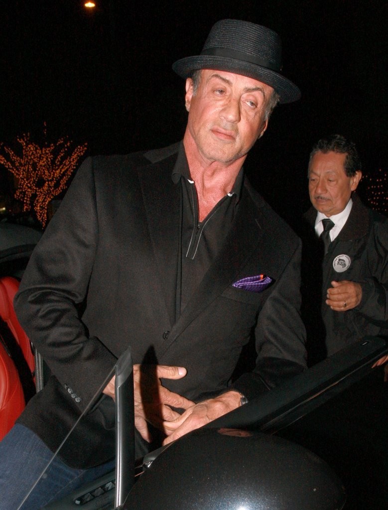 Сильвестр Сталлоне. 18 апреля. Сильвестр Сталлоне раздает автографы после ужина в Западном Голливуде.