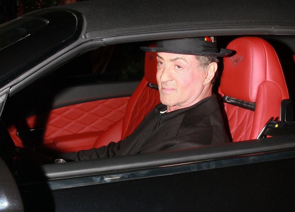 Сильвестр Сталлоне. 18 апреля. Сильвестр Сталлоне раздает автографы после ужина в Западном Голливуде.