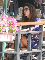 Ева Лонгория. Актриса Ева Лонгория обедает в кафе Med, в Западном Голливуде, штат Калифорния. 