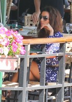 Актриса Ева Лонгория обедает в кафе Med, в Западном Голливуде, штат Калифорния. 