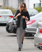 Джессика Альба. Джессика Альба направляется в свой офис	 