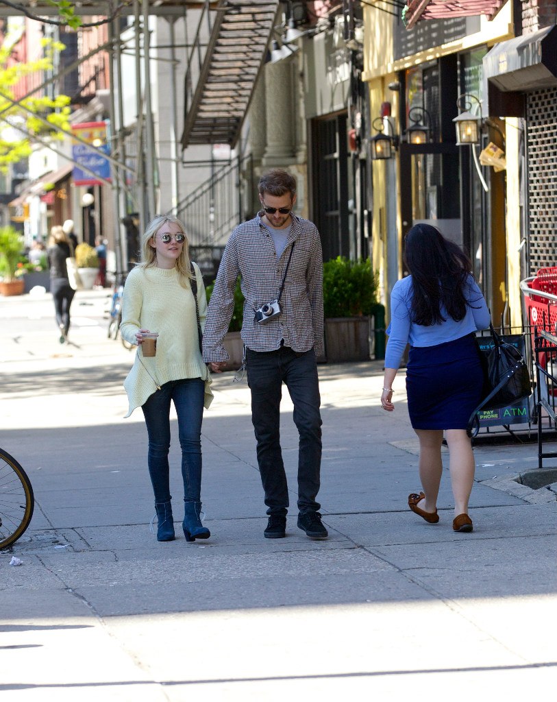 Дакота Фаннинг. Прекрасная пара Дакота и Джейми на прогулке в Нью-Йорке.