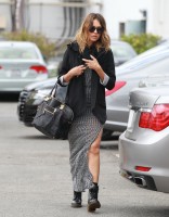 Джессика Альба. Джессика Альба направляется в свой офис	 