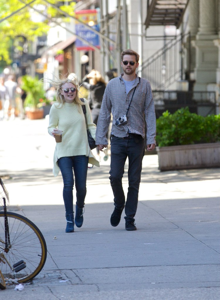 Дакота Фаннинг. Прекрасная пара Дакота и Джейми на прогулке в Нью-Йорке.