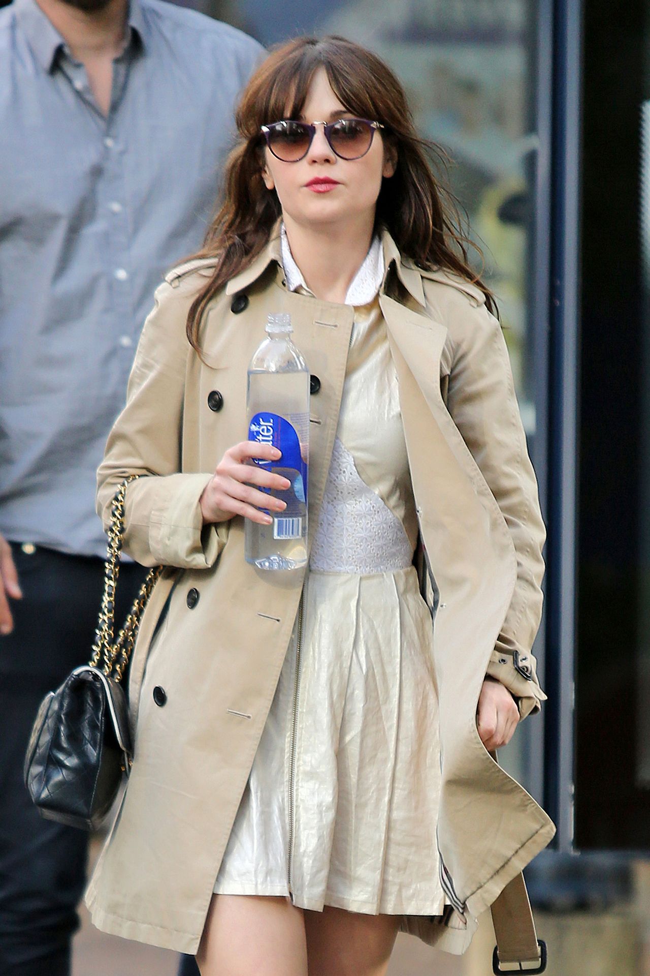 Зоуи Дешанель. Зоуи и Фрэнк Ланджелла по пути на ужин, касательно съемок "Неровная земля", Ванкувер (Канада).