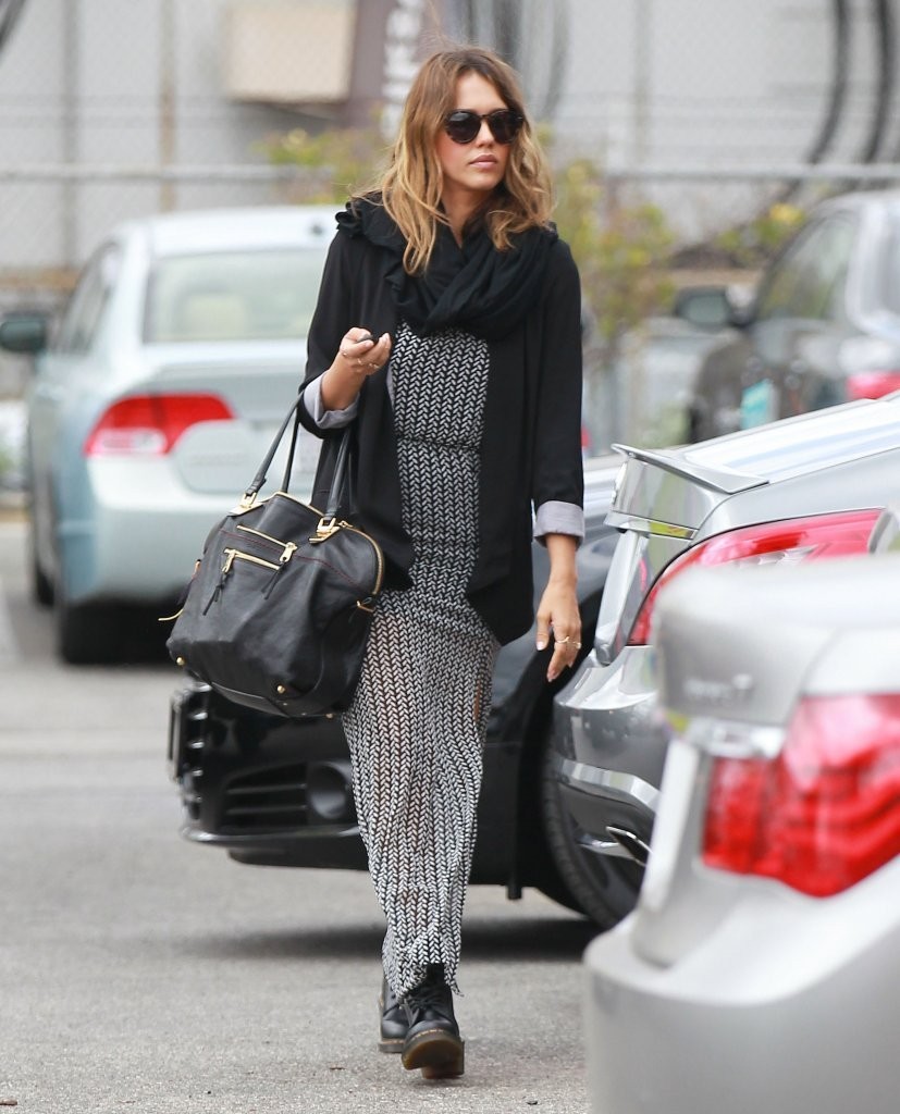 Джессика Альба. Джессика Альба направляется в свой офис	 