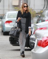 Джессика Альба. Джессика Альба направляется в свой офис	 