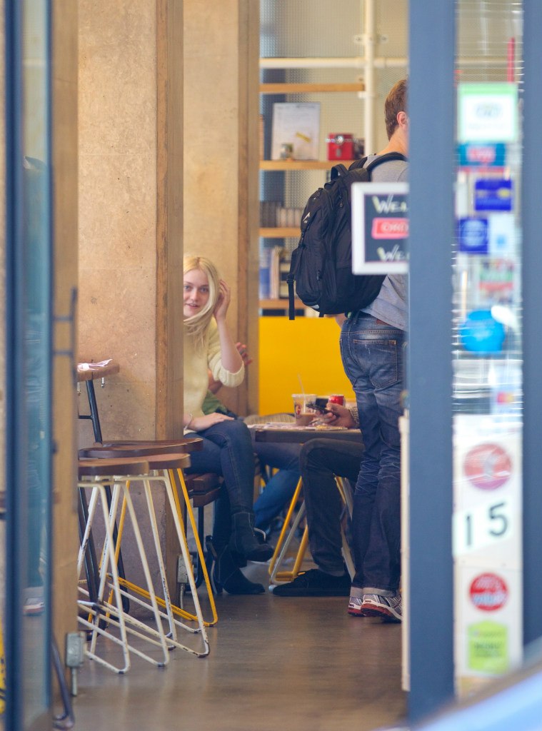 Дакота Фаннинг. Прекрасная пара Дакота и Джейми на прогулке в Нью-Йорке.