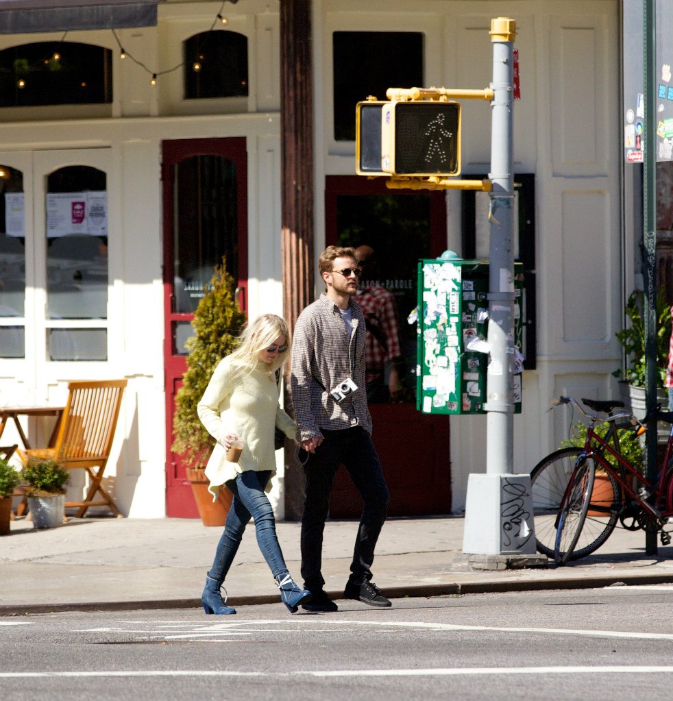 Дакота Фаннинг. Прекрасная пара Дакота и Джейми на прогулке в Нью-Йорке.