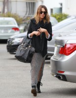 Джессика Альба. Джессика Альба направляется в свой офис	 