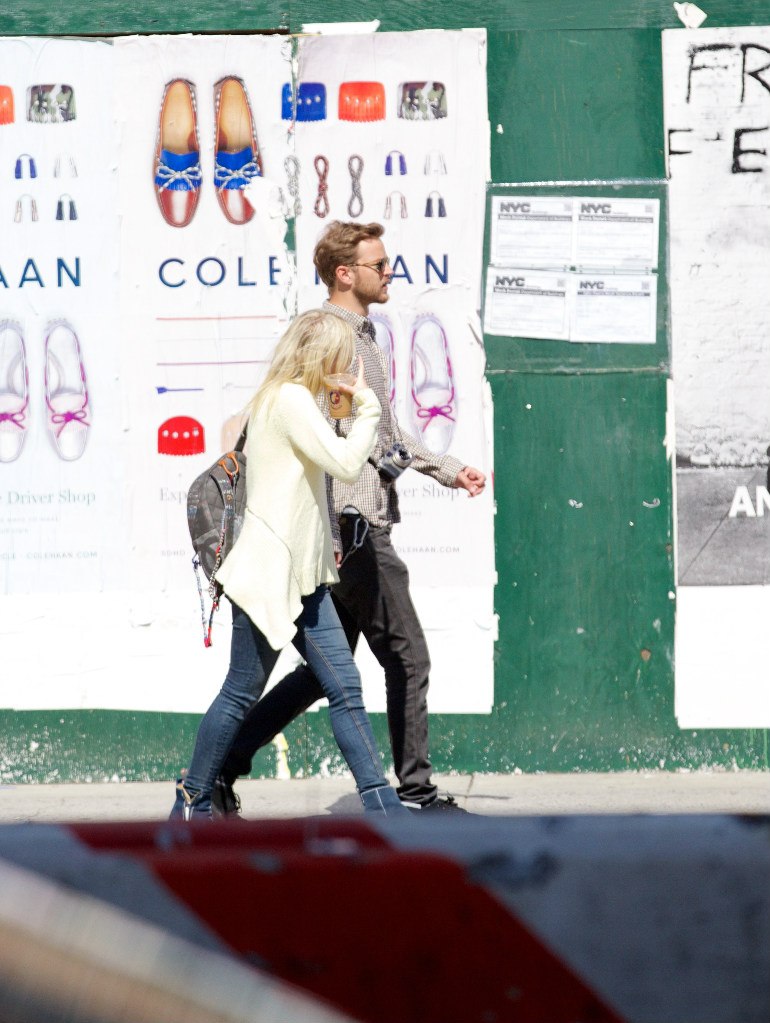 Дакота Фаннинг. Прекрасная пара Дакота и Джейми на прогулке в Нью-Йорке.