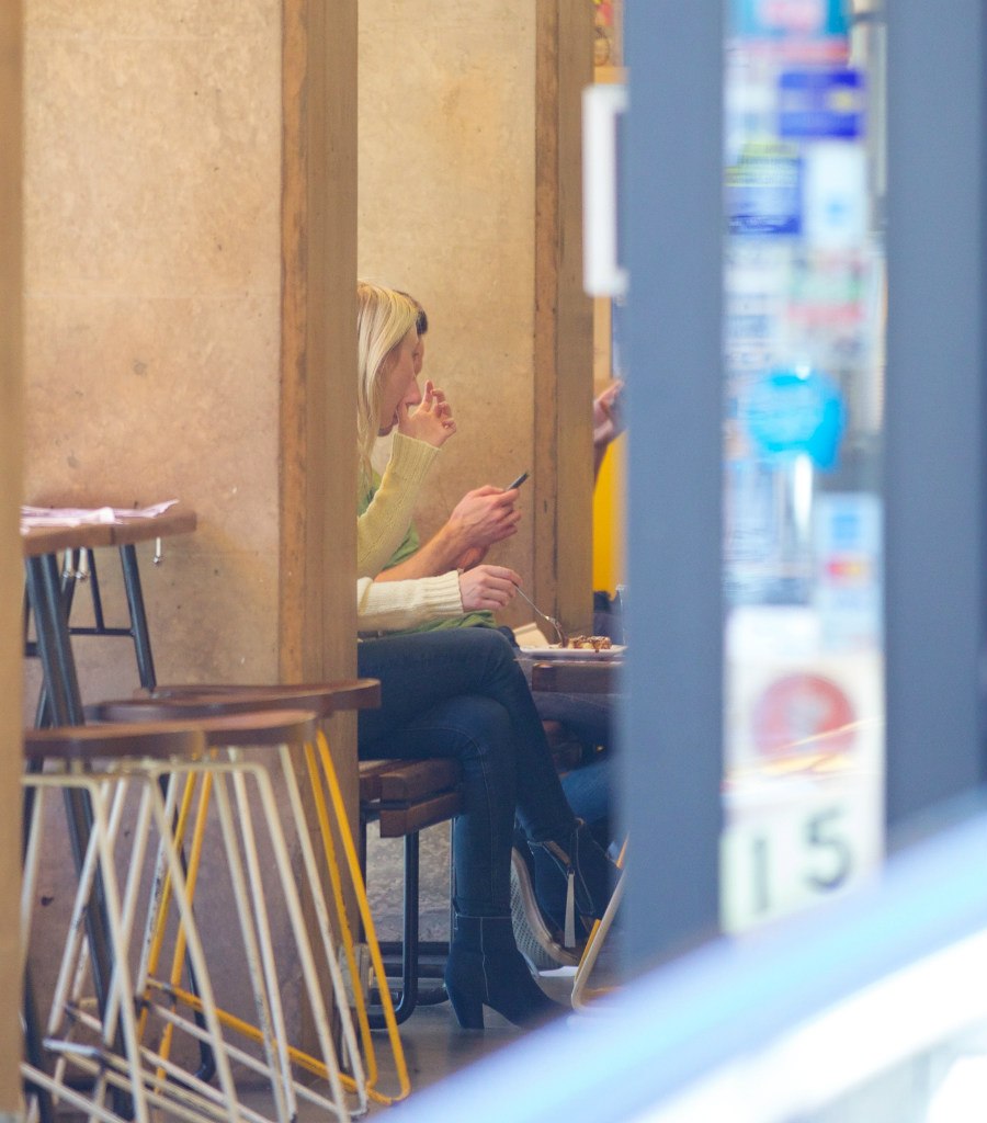 Дакота Фаннинг. Прекрасная пара Дакота и Джейми на прогулке в Нью-Йорке.