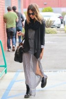 Джессика Альба. Джессика Альба направляется в свой офис	 