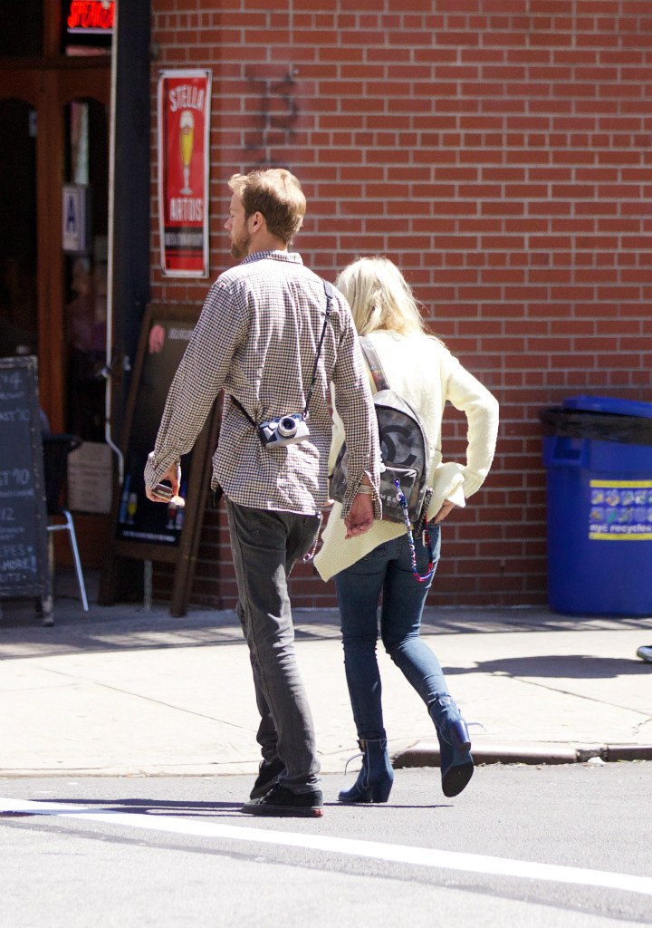 Дакота Фаннинг. Прекрасная пара Дакота и Джейми на прогулке в Нью-Йорке.