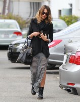 Джессика Альба. Джессика Альба направляется в свой офис	 