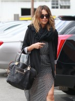 Джессика Альба. Джессика Альба направляется в свой офис	 