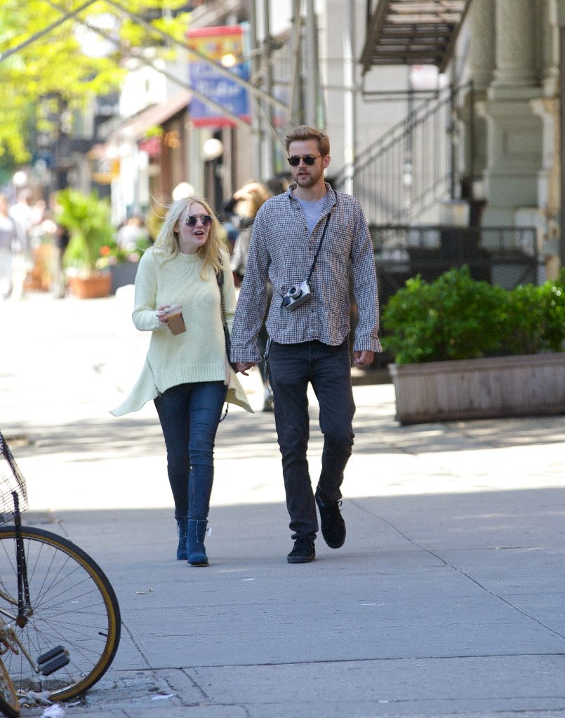 Дакота Фаннинг. Прекрасная пара Дакота и Джейми на прогулке в Нью-Йорке.